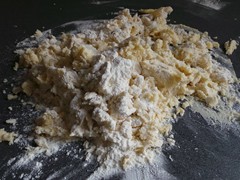 Boter suikermengel verkruimelen met de bloem