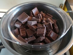Milka aan het smelten in een pan met water