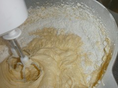 cakemeel door de mengsel kloppen