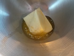 Boter in warm water even laten smelten