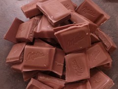 Milka aan het smelten in een pan met water