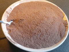 Poedersuiker met cacao gezeefd en vermengd