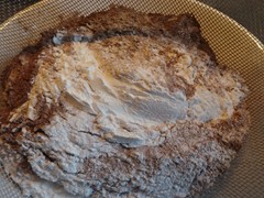 Poedersuiker met cacao zeven